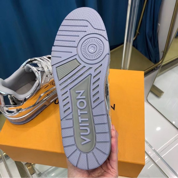 Silver Louis Vuitton Trainer Sneaker LV
Metallic canvas - Picture 3 of 7